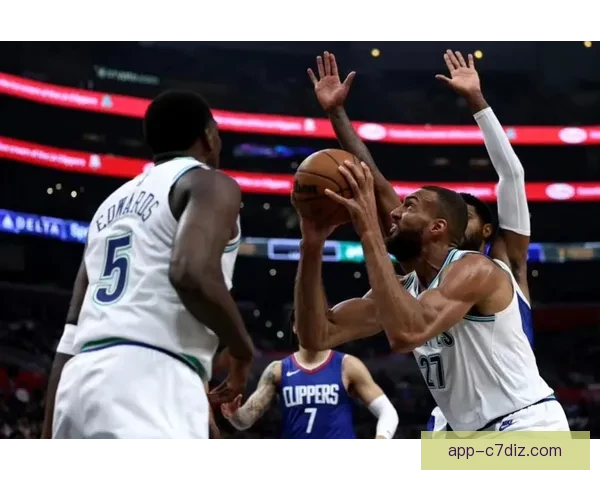 湖人险胜快船全队表现全解析一役 湖人险胜快船全队表现全解析一役